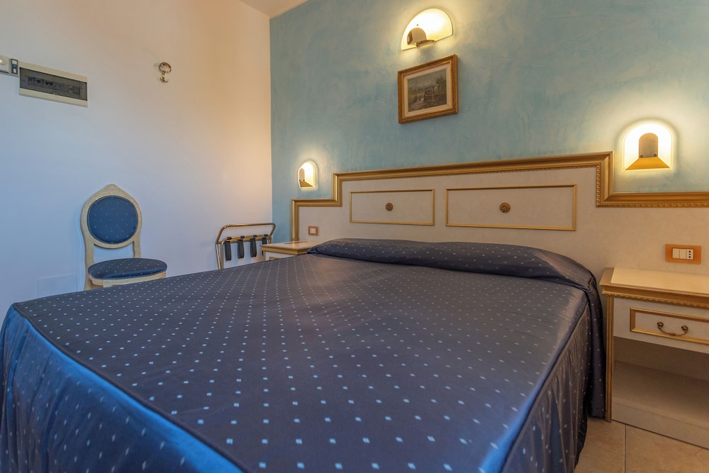 ECONOMY, DOUBLE OR TWIN BED