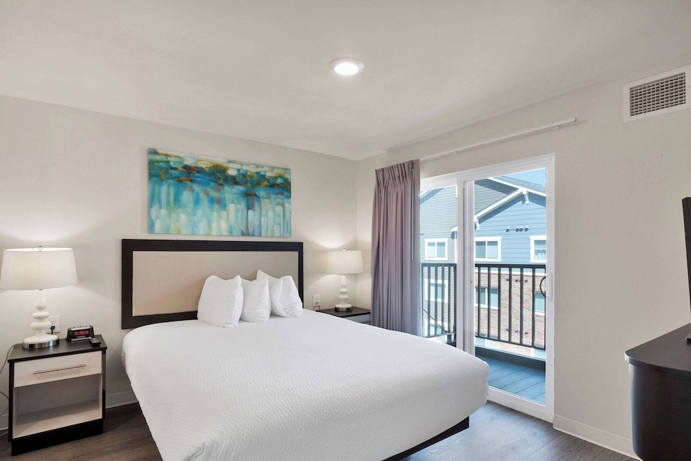 2 BEDROOMS, SUITE, BALCONY