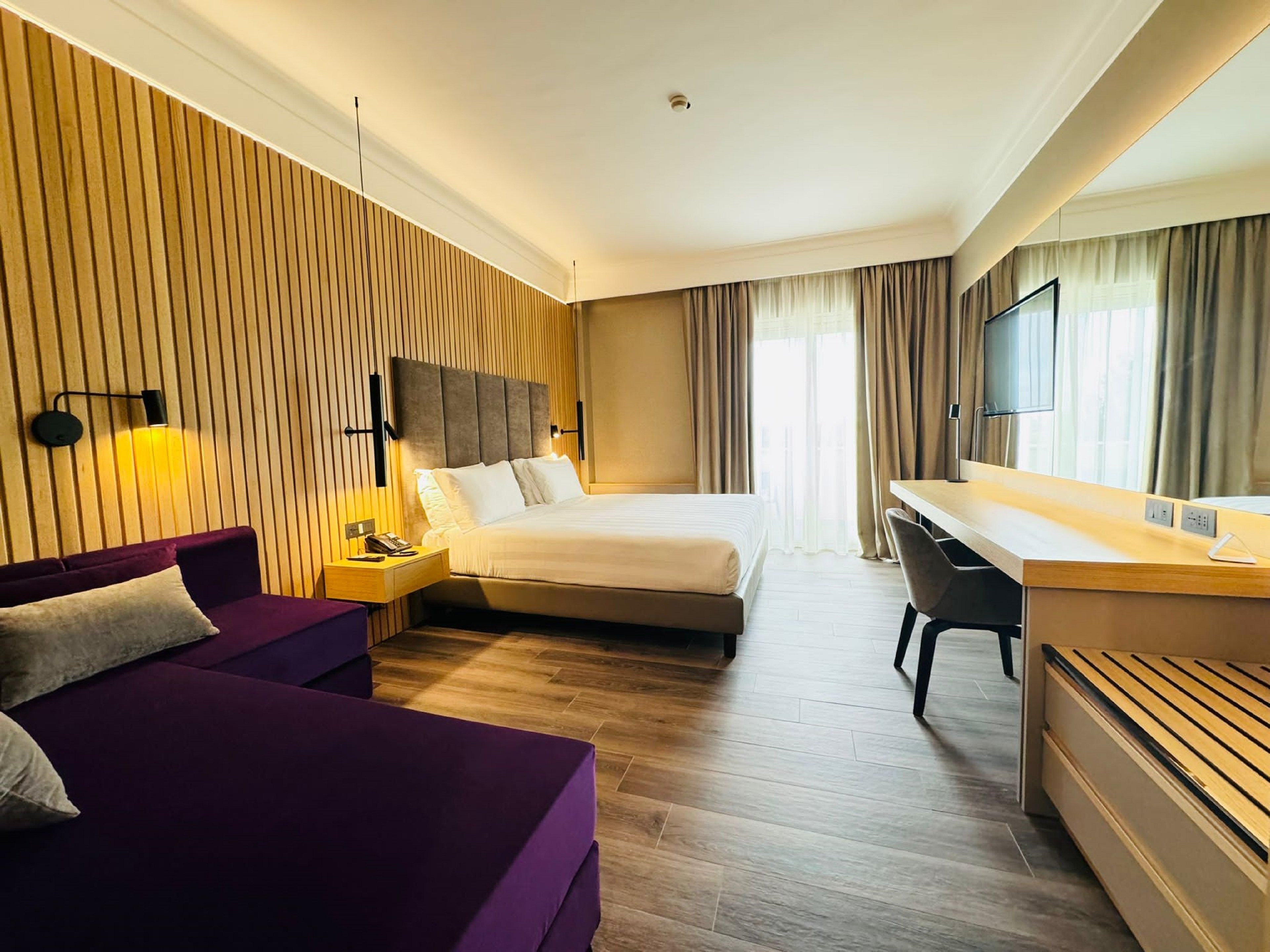 Crowne Plaza St Peter S 18/77
