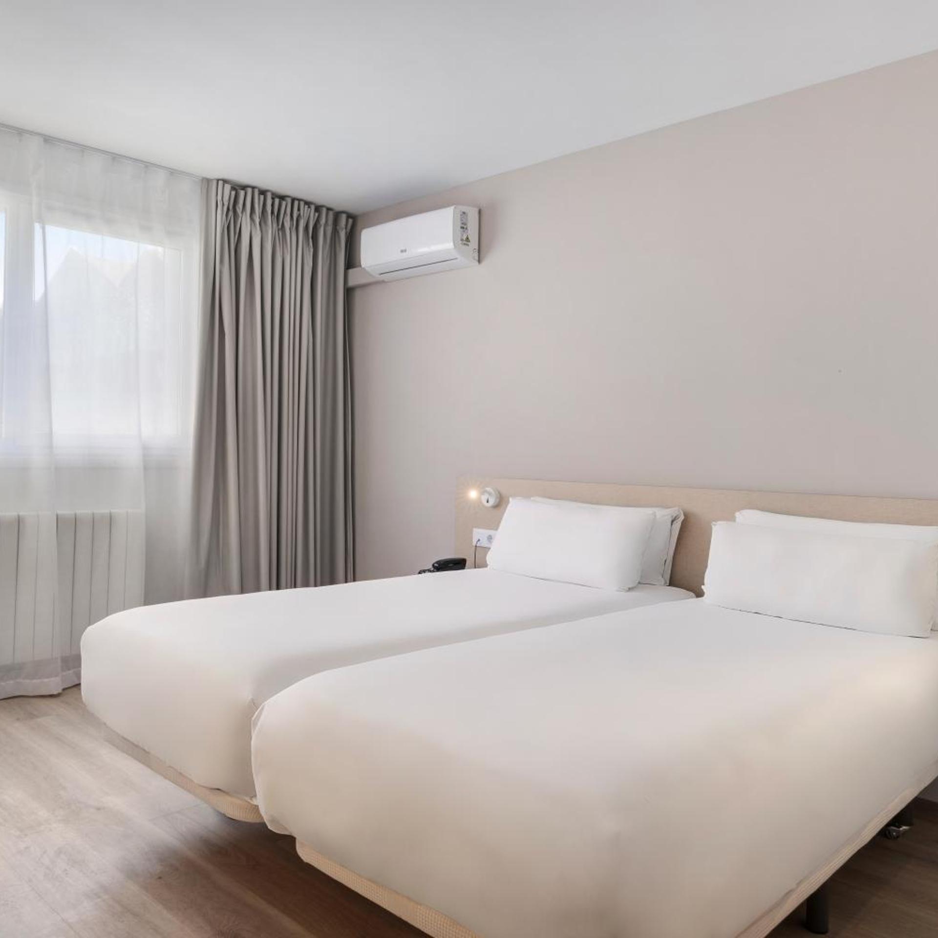 ROOM, TWIN BEDS