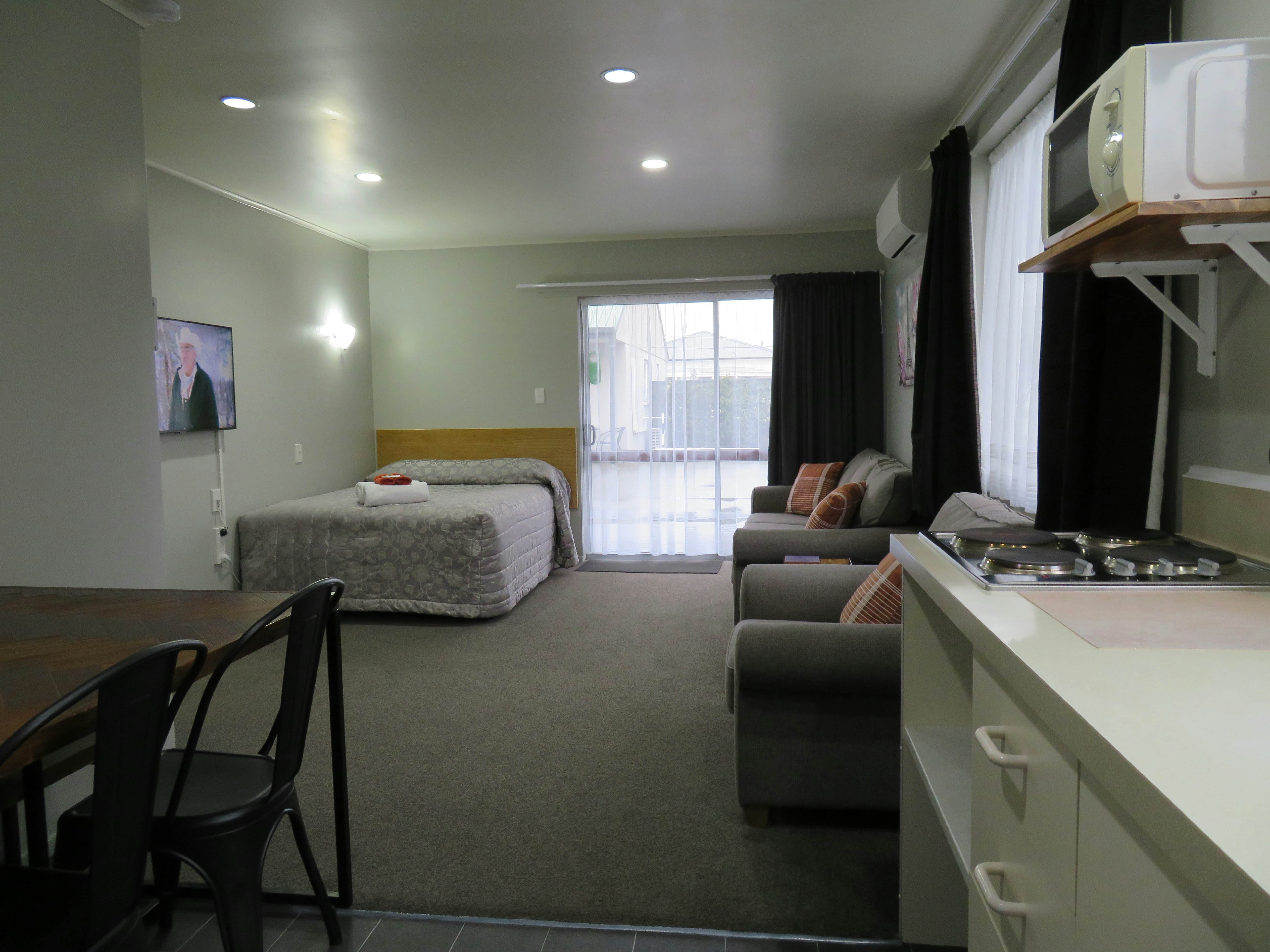 Commodore Court Motel 58/76