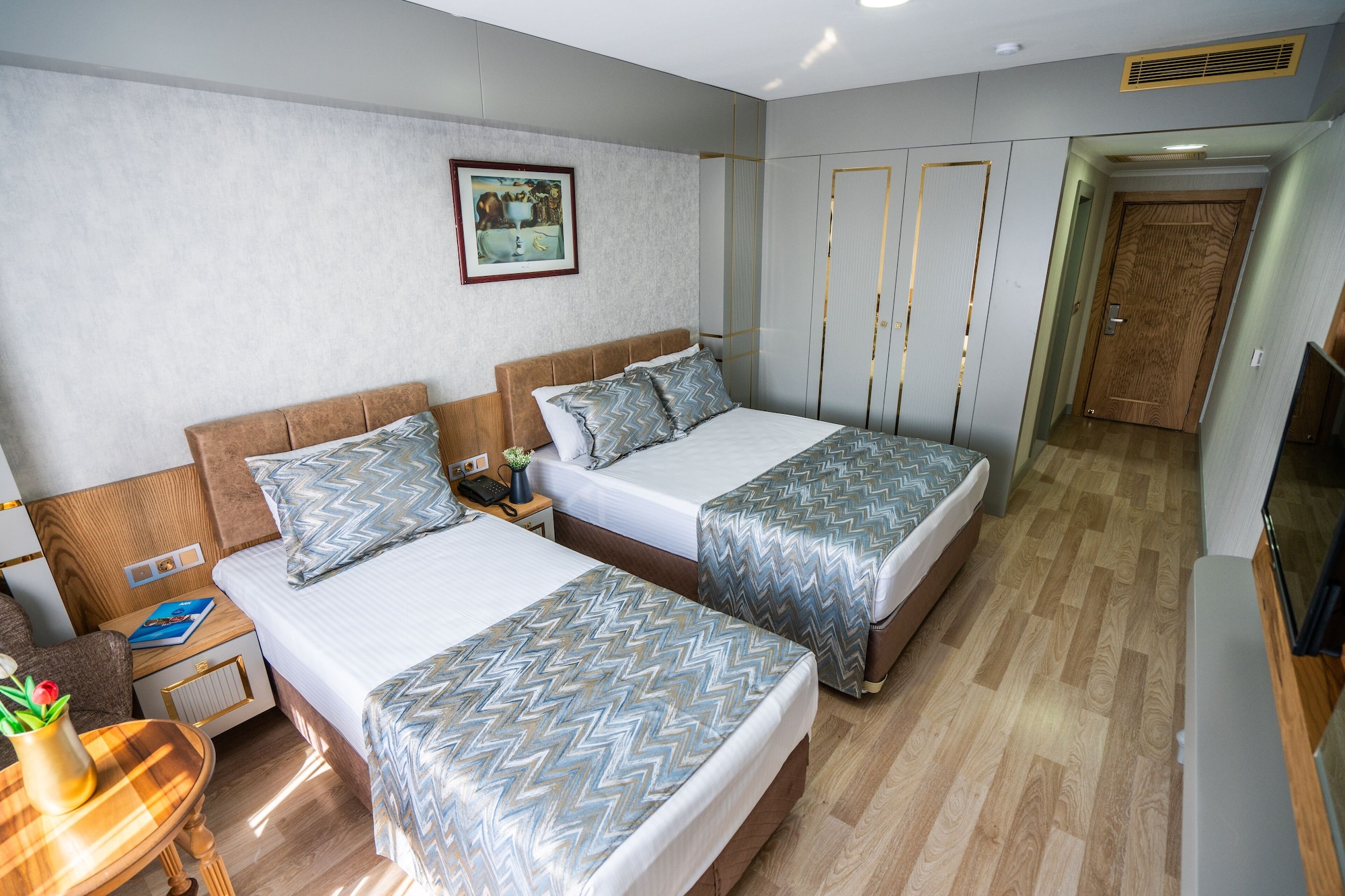 ROOM, TWIN BEDS