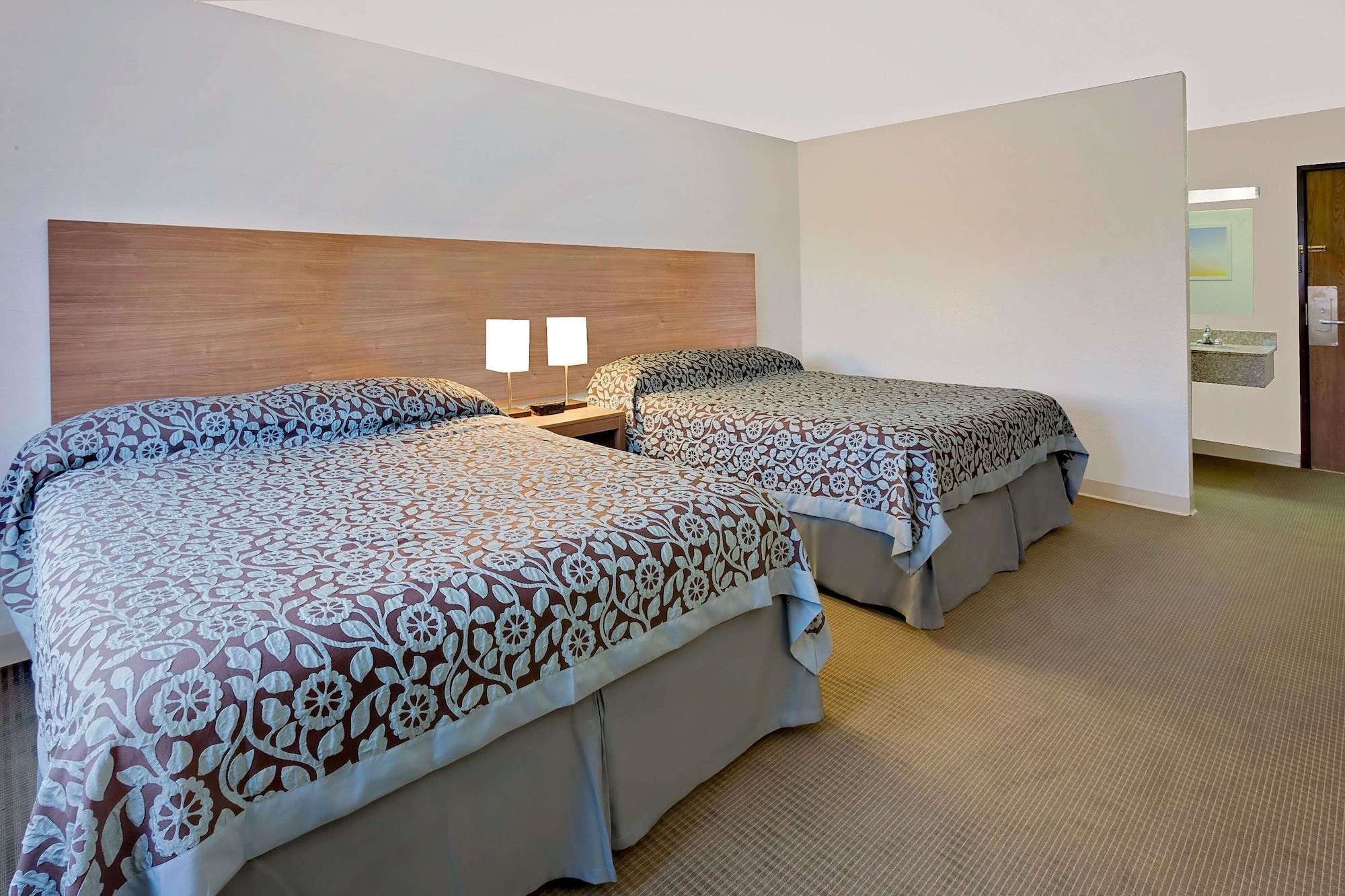 Upgrade, 2 Queen Beds، Days Inn by Wyndham Winona 5/10