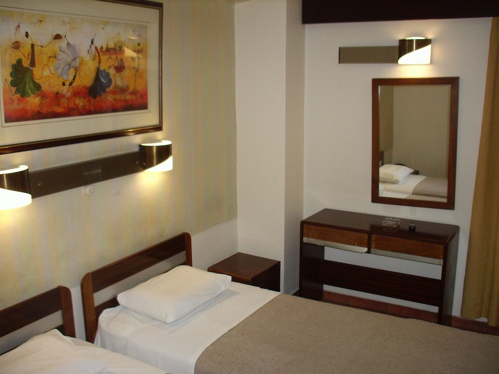 ROOM, DOUBLE OR TWIN BED