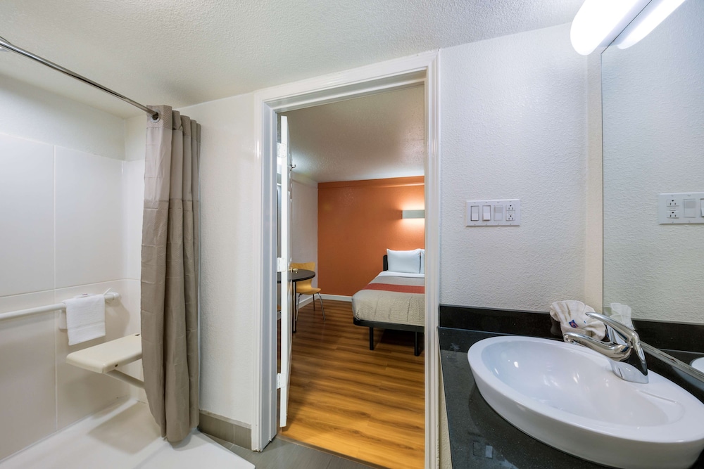 Motel6 Dallas, TX - Farmers Branch 44/47