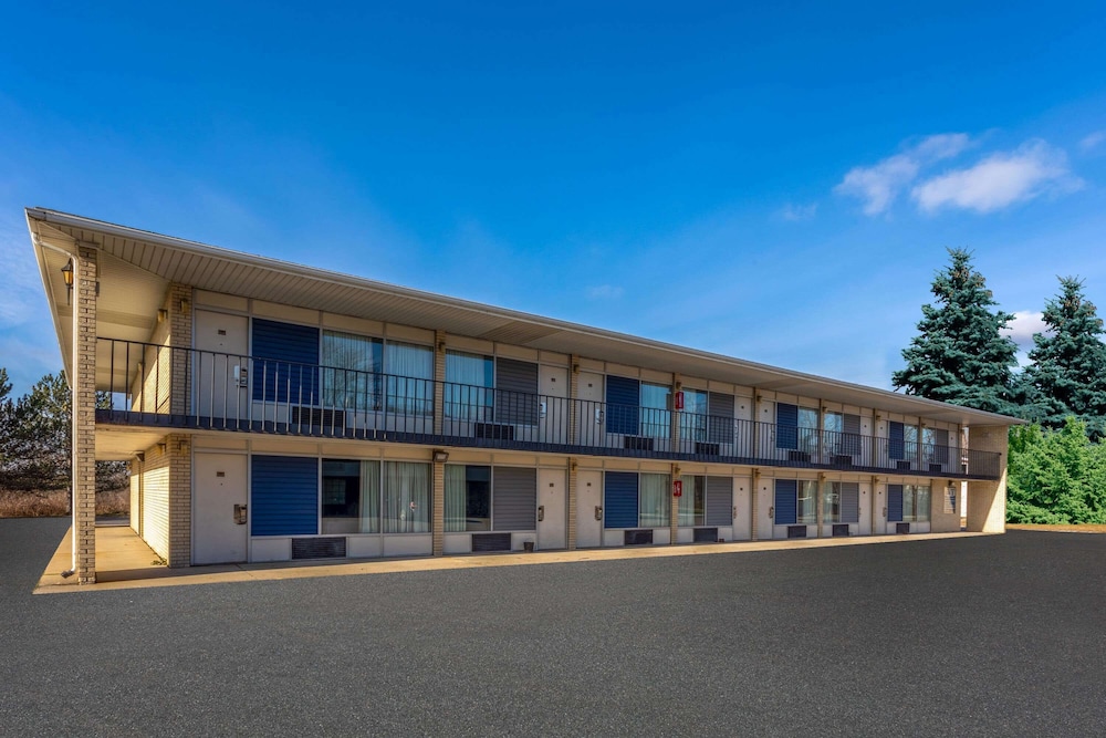 Days Inn by Wyndham Birch Run 1/36