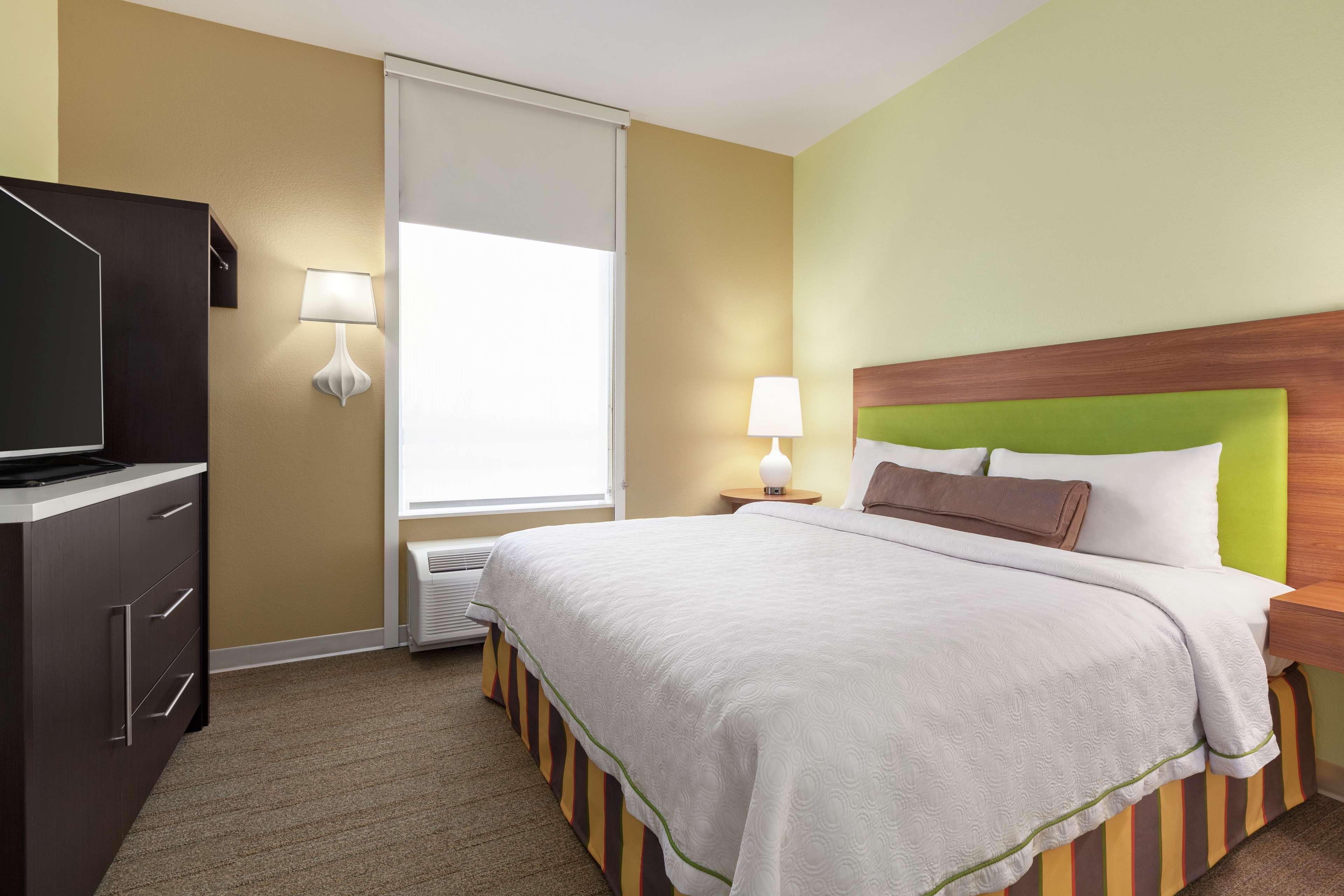 1 BEDROOM, SUITE, KING BED