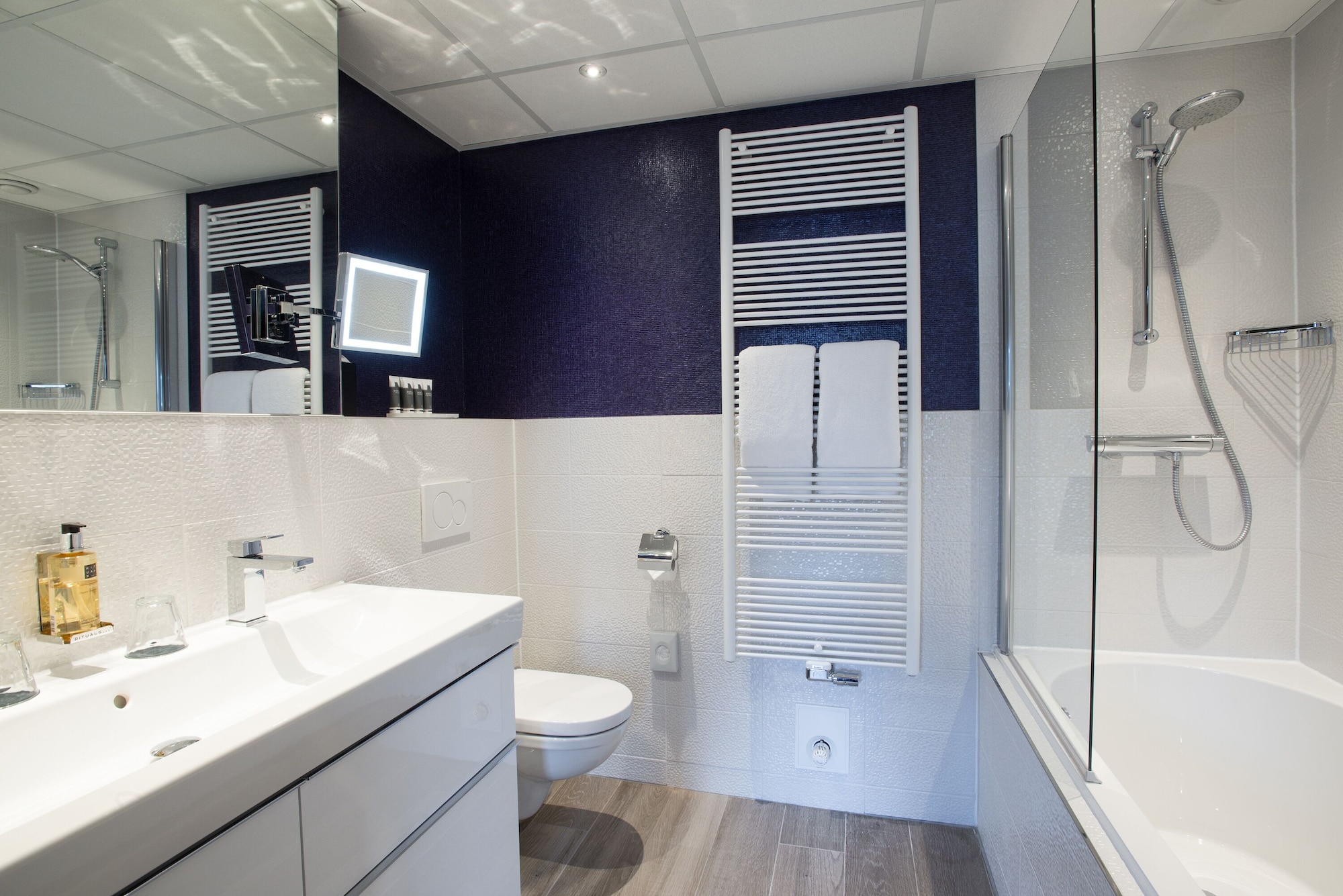 غرفة قياسية بسرير كوين بإطلالة على القناة بحوض استحمام، HAMPSHIRE BOUTIQUE HOTEL SEBASTIANS 3/3
