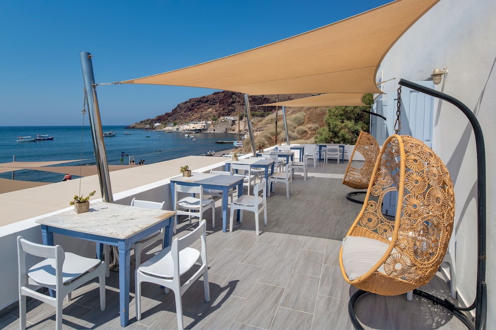Akrotiri Hotel 24/50