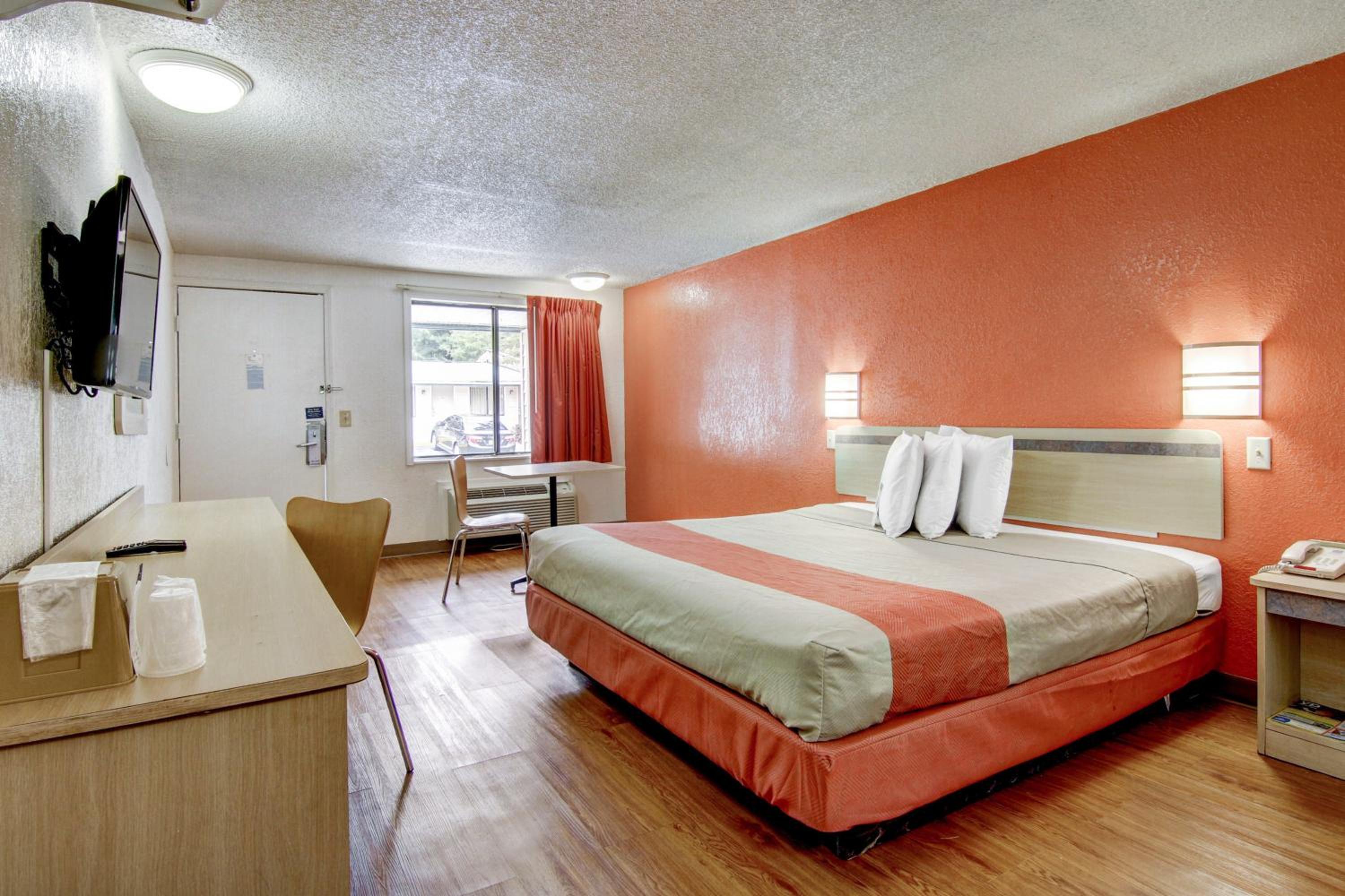 1 King Bed - Mobility Accessible Tub Smk