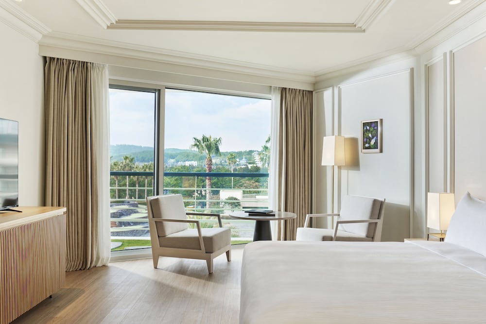 Luxury, Suite, King Bed, Side Pool View