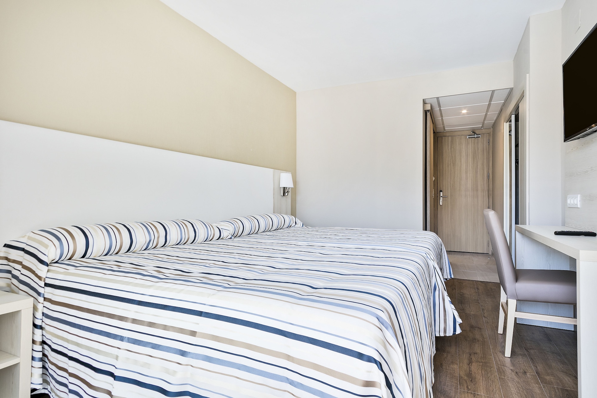 STANDARD, 2 DOUBLE BEDS