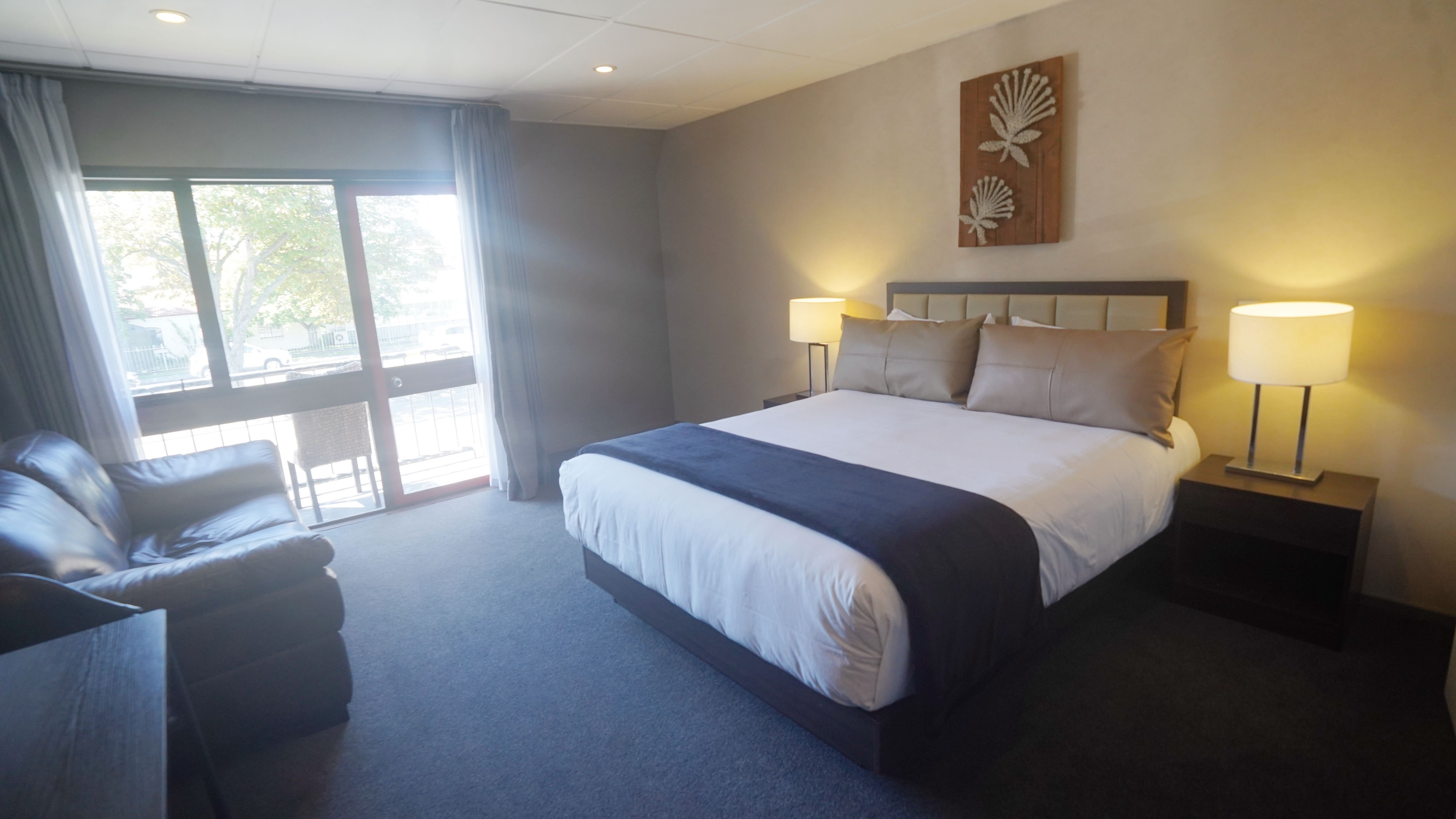 STUDIO, QUEEN BED