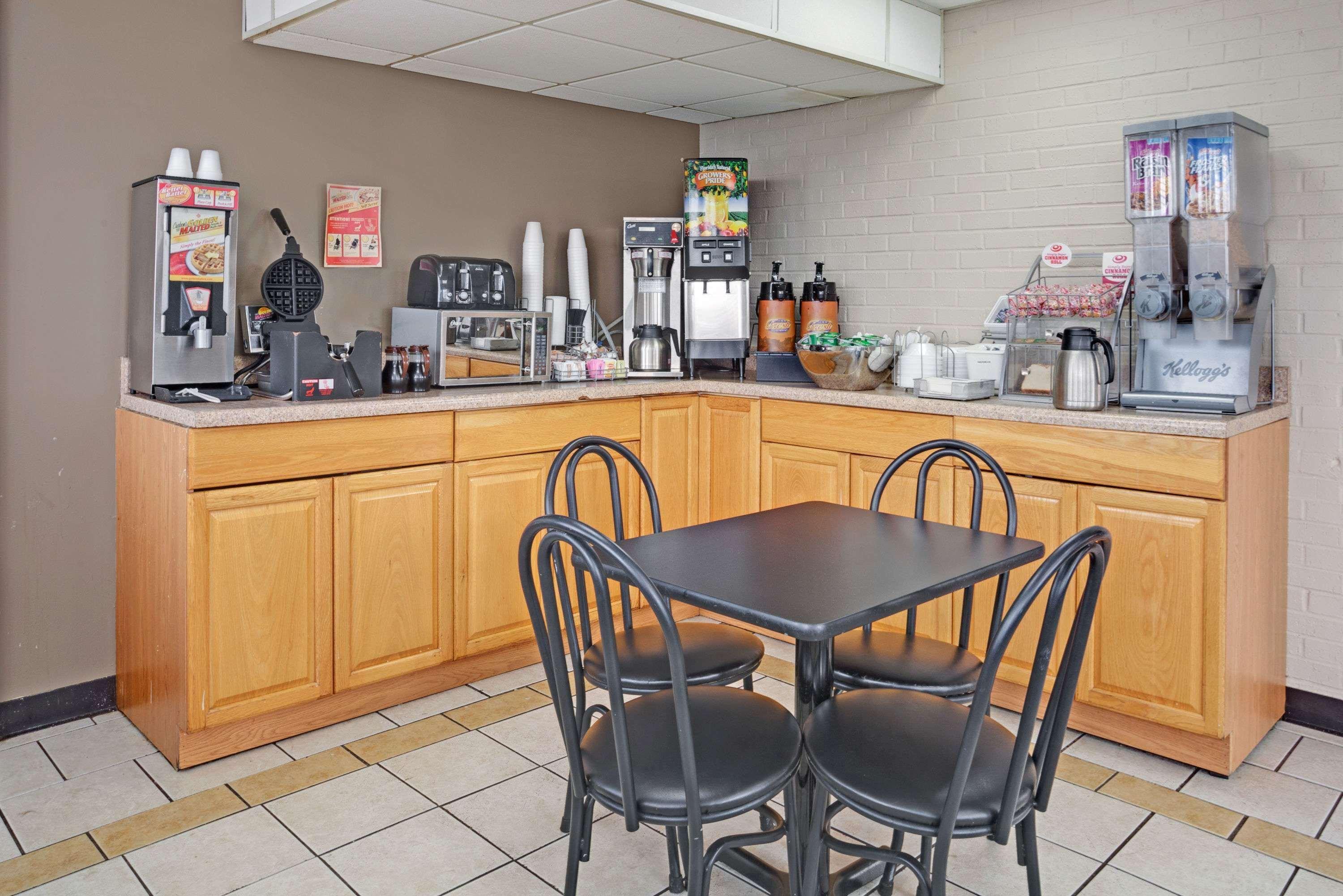 Super 8 By Wyndham Nashville/ Dntn/ Opryland Area 22/25