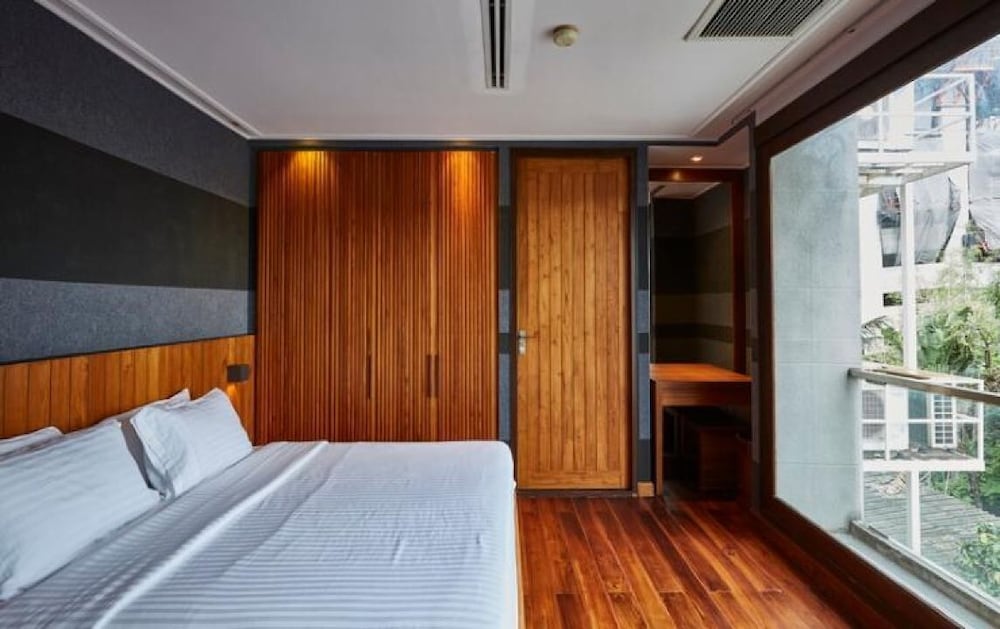 Suite, King Bed, Corner