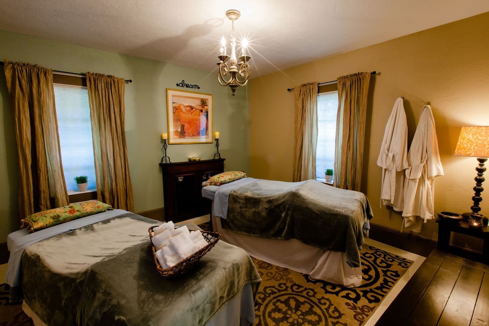 Strawberry Valley Inn 15/38