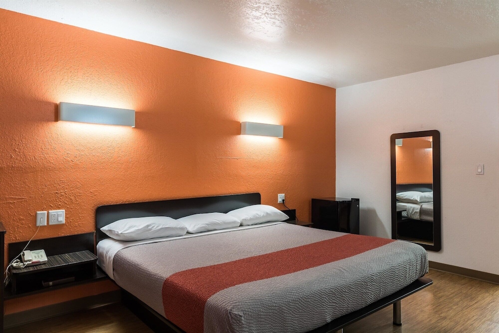 غرفة قياسية بسرير كينج، Motel6 Uvalde, TX 10/10