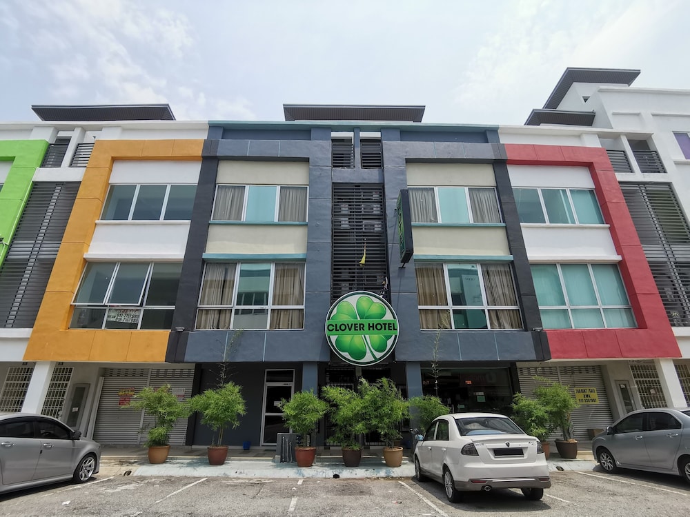 Clover Hotel 3/37
