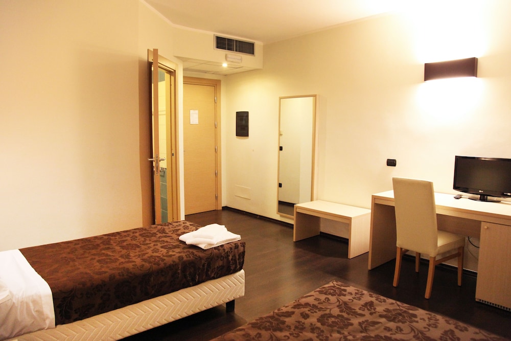 Hotel Sogni D Oro Airport Formerly Hotel Morgan 25/47