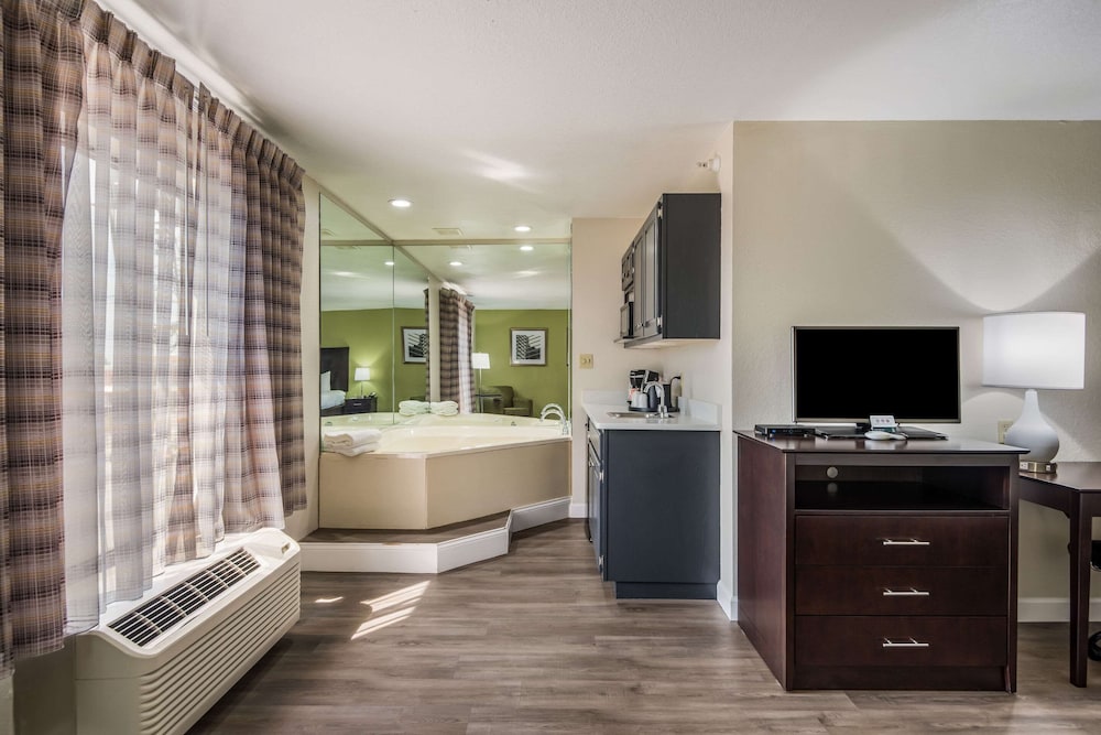 Quality Inn & Suites Quincy - Downtown 10/45