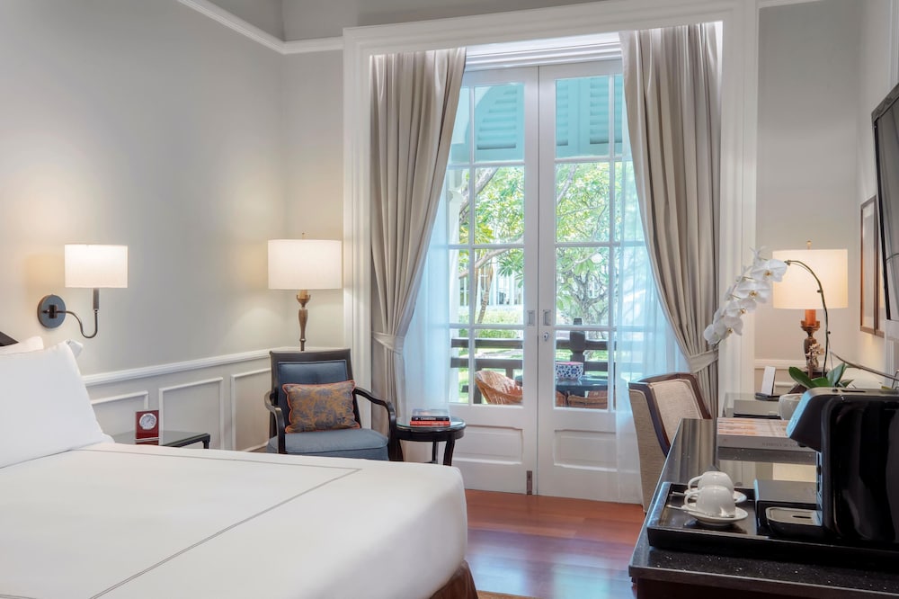 State, King Bed, Pool View, Raffles Hotel Le Royal 4/10