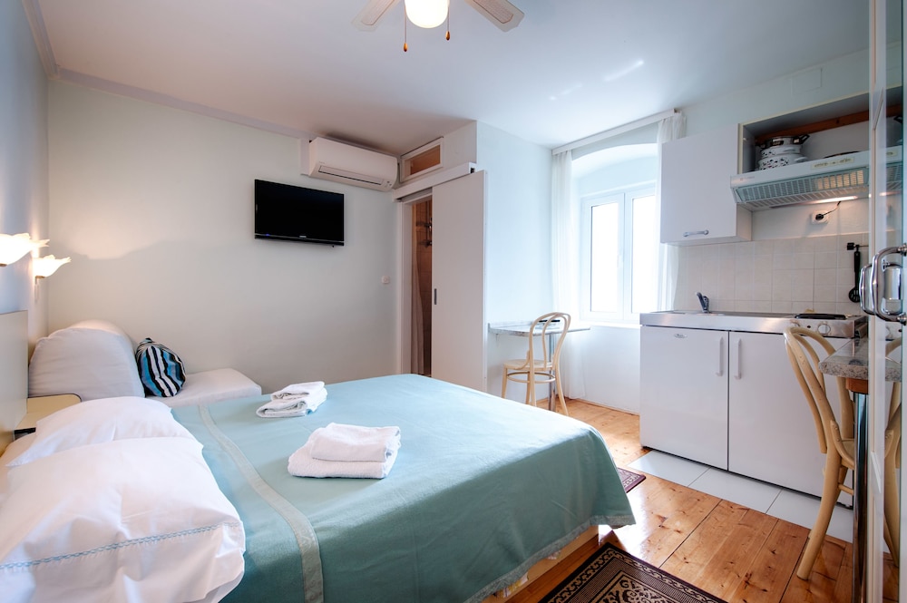 Mira Seafront Guesthouse 13/46