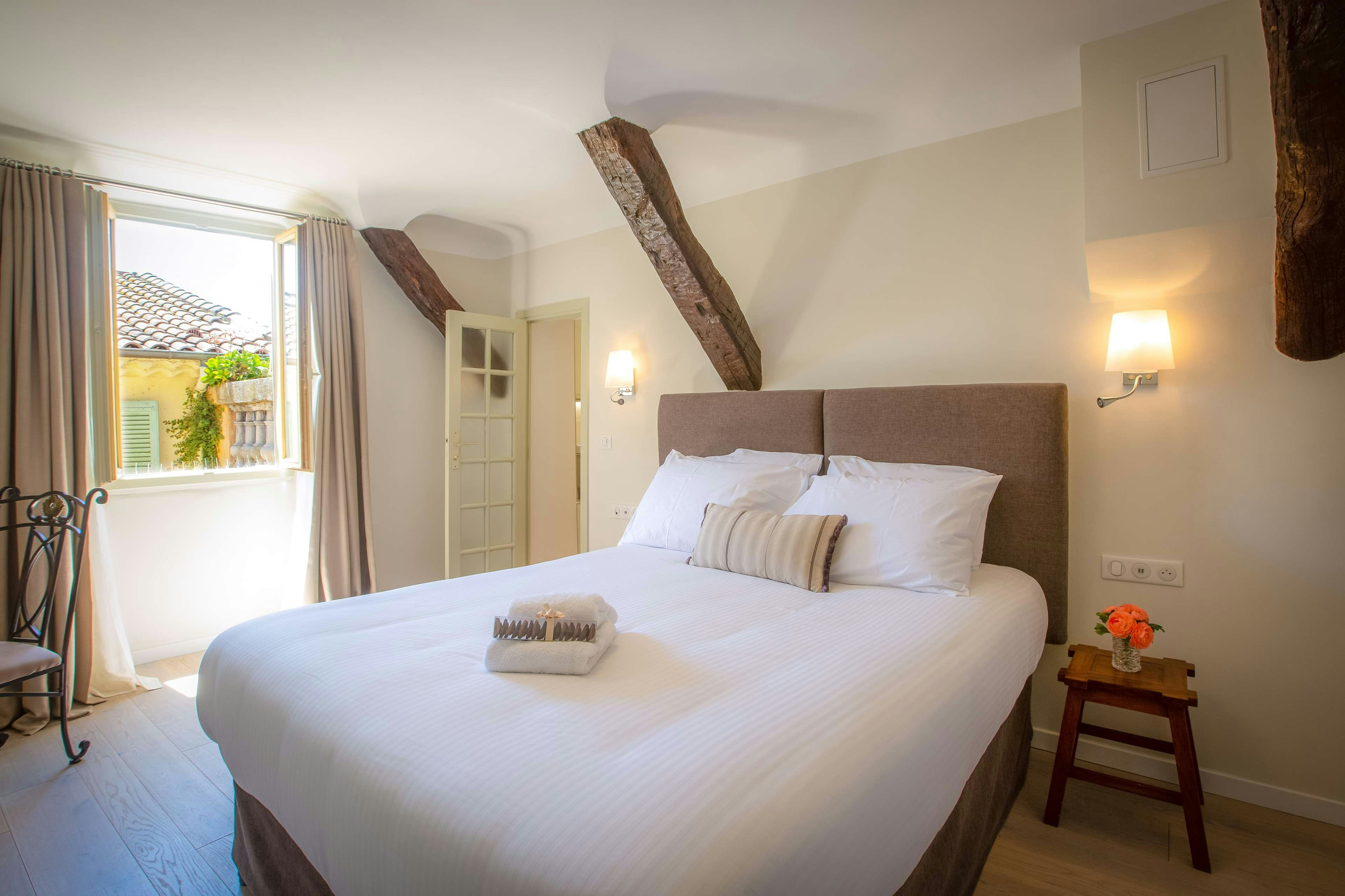 HOTEL LES ARMOIRIES 27/66