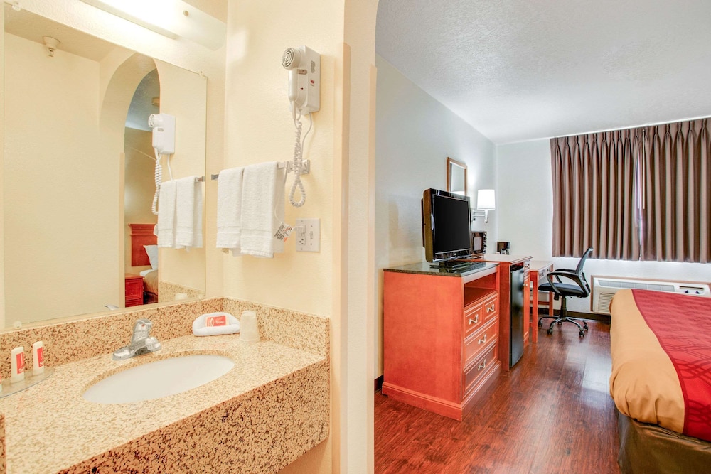 Econo Lodge Inn and Suites Albuquerque East I-40 Eubank Exit 19/37