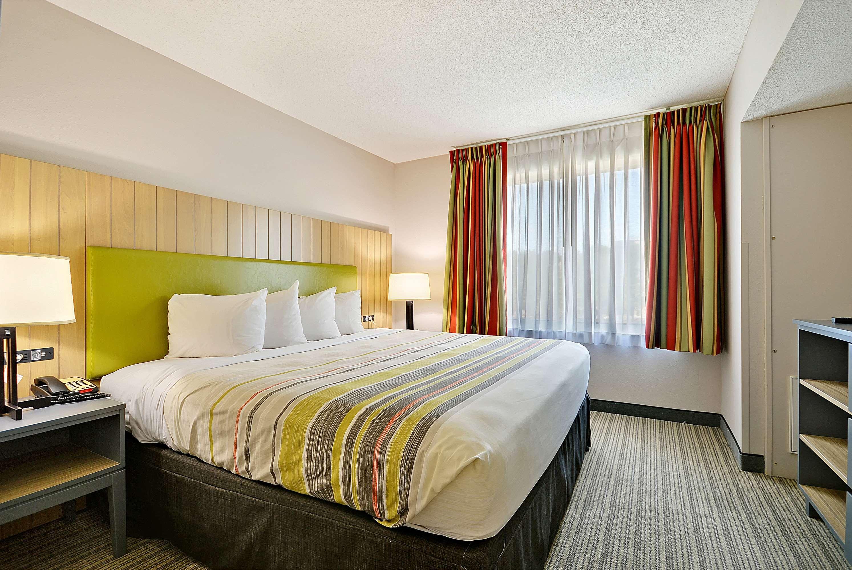 SUITE, KING BED, ACCESSIBLE