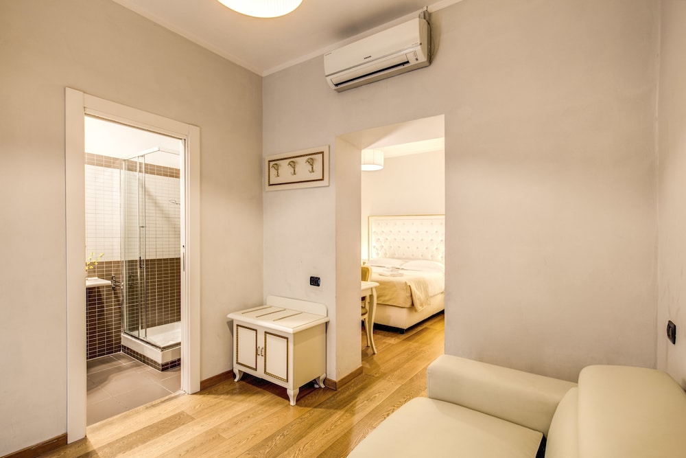 Gravina Suite Frattina 53/53