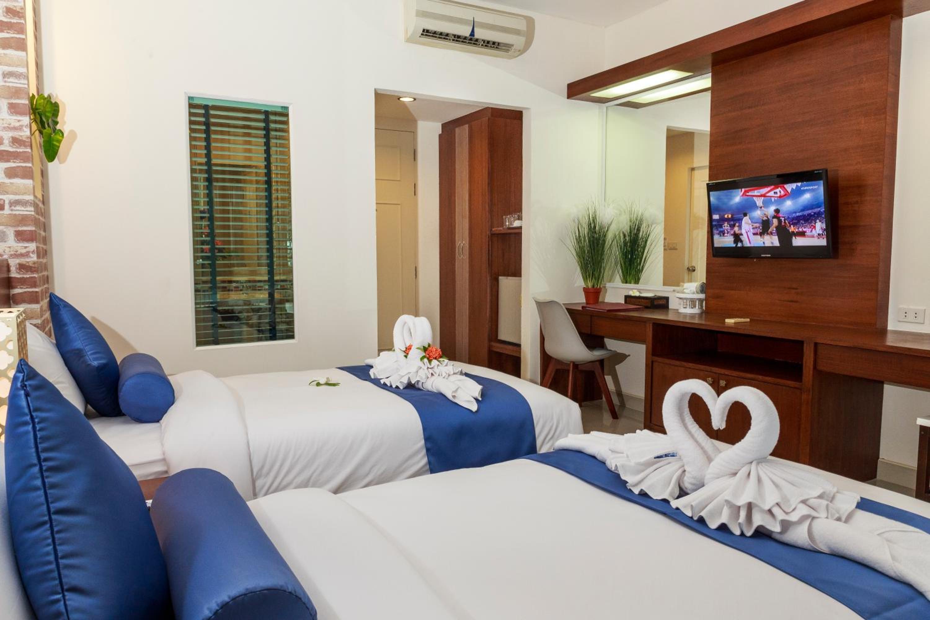 Tuana Hotels Brook Pool Access 19/50