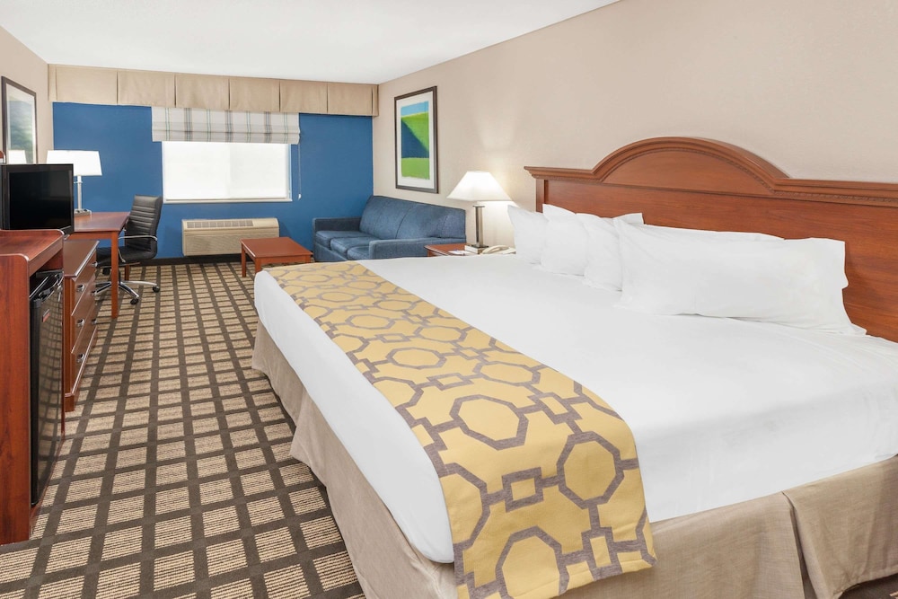 Galesburg Inn and Suites 24/42