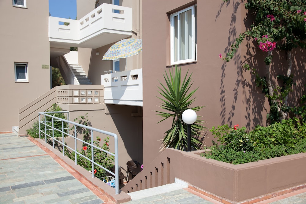 Golden Bay Suites 11/67