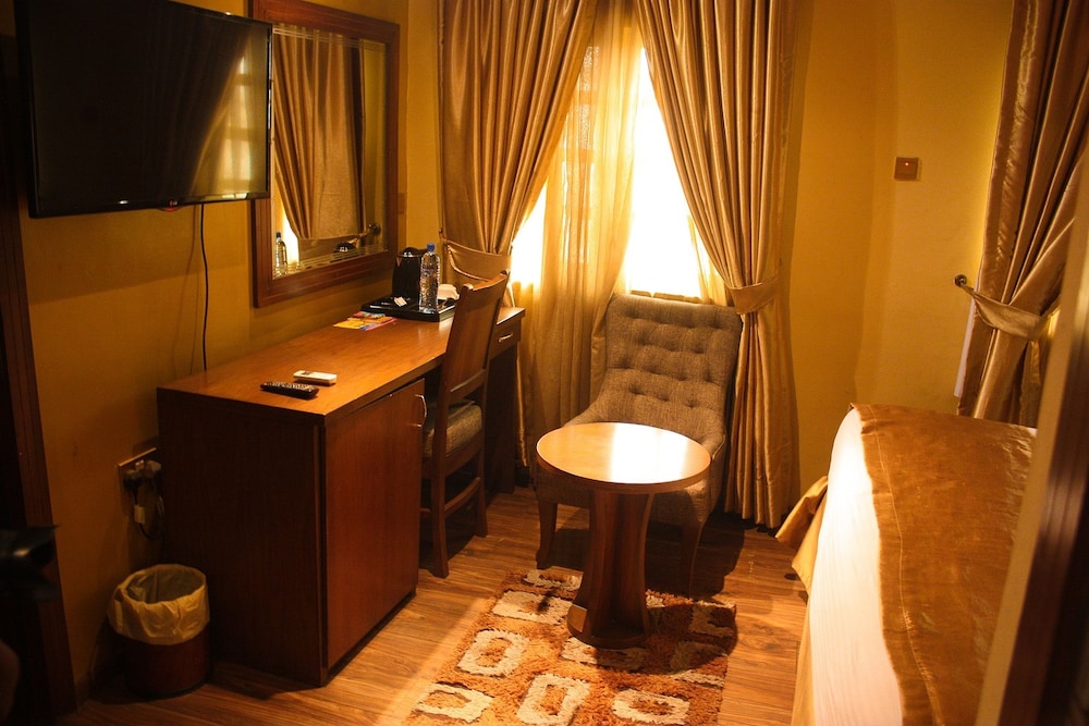 Banex Hotel And Suites 27/50
