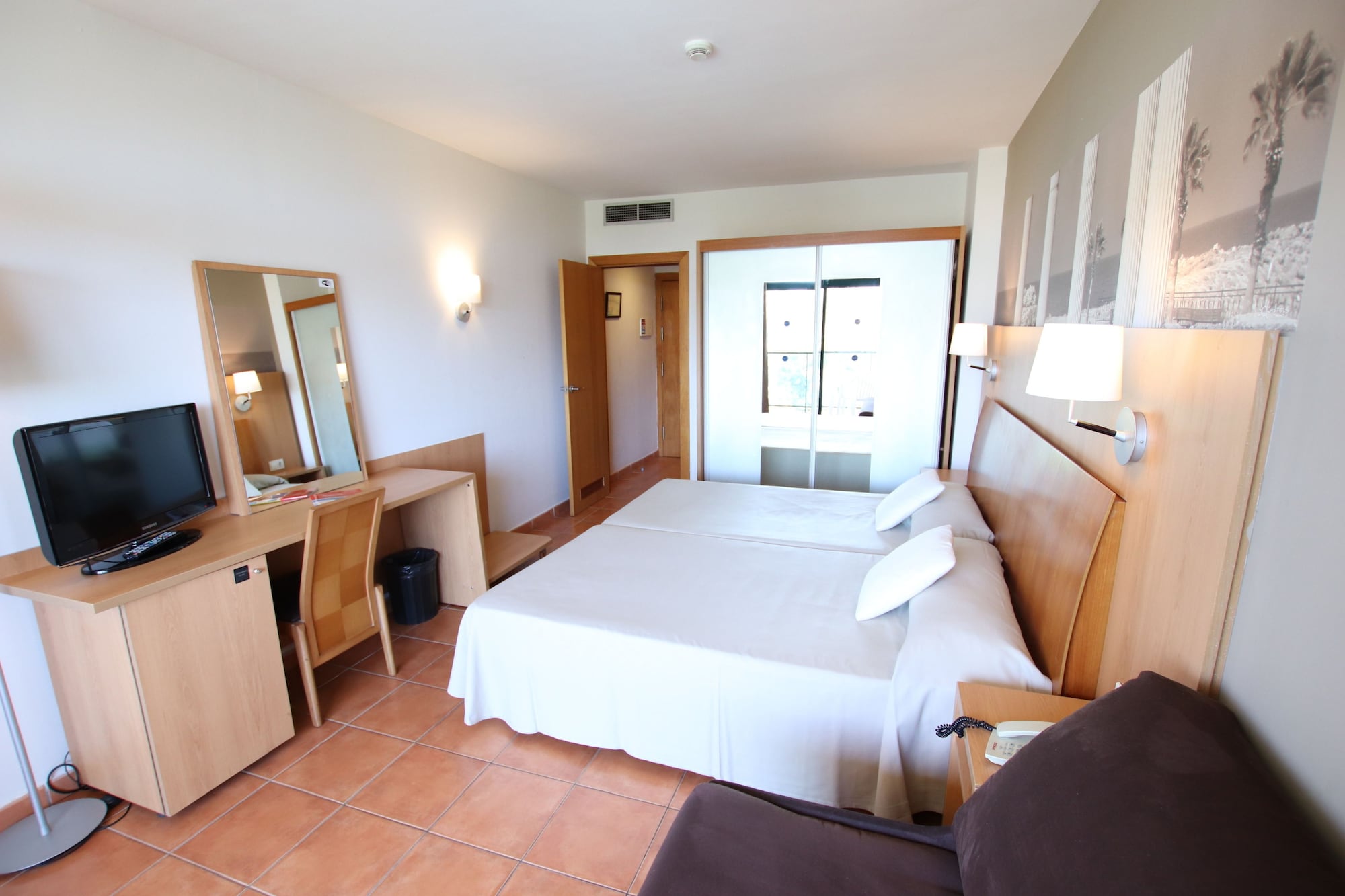 ROOM, QUADRUPLE