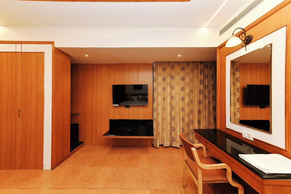 HOTEL ROOPA 48/63