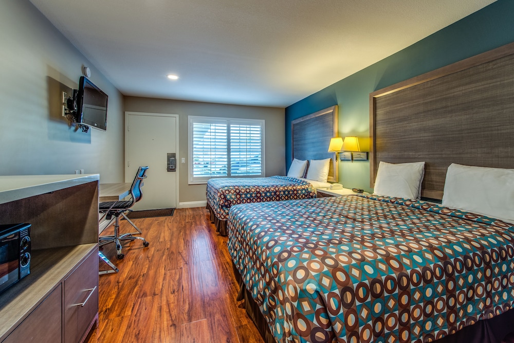 Hotel 414 Anaheim 26/66