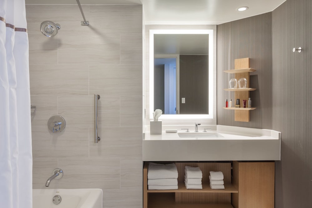 غرفة كبيرة بسريرين كوين بشرفة لذوي الإعاقة، Tampa Marriott Water Street 7/7