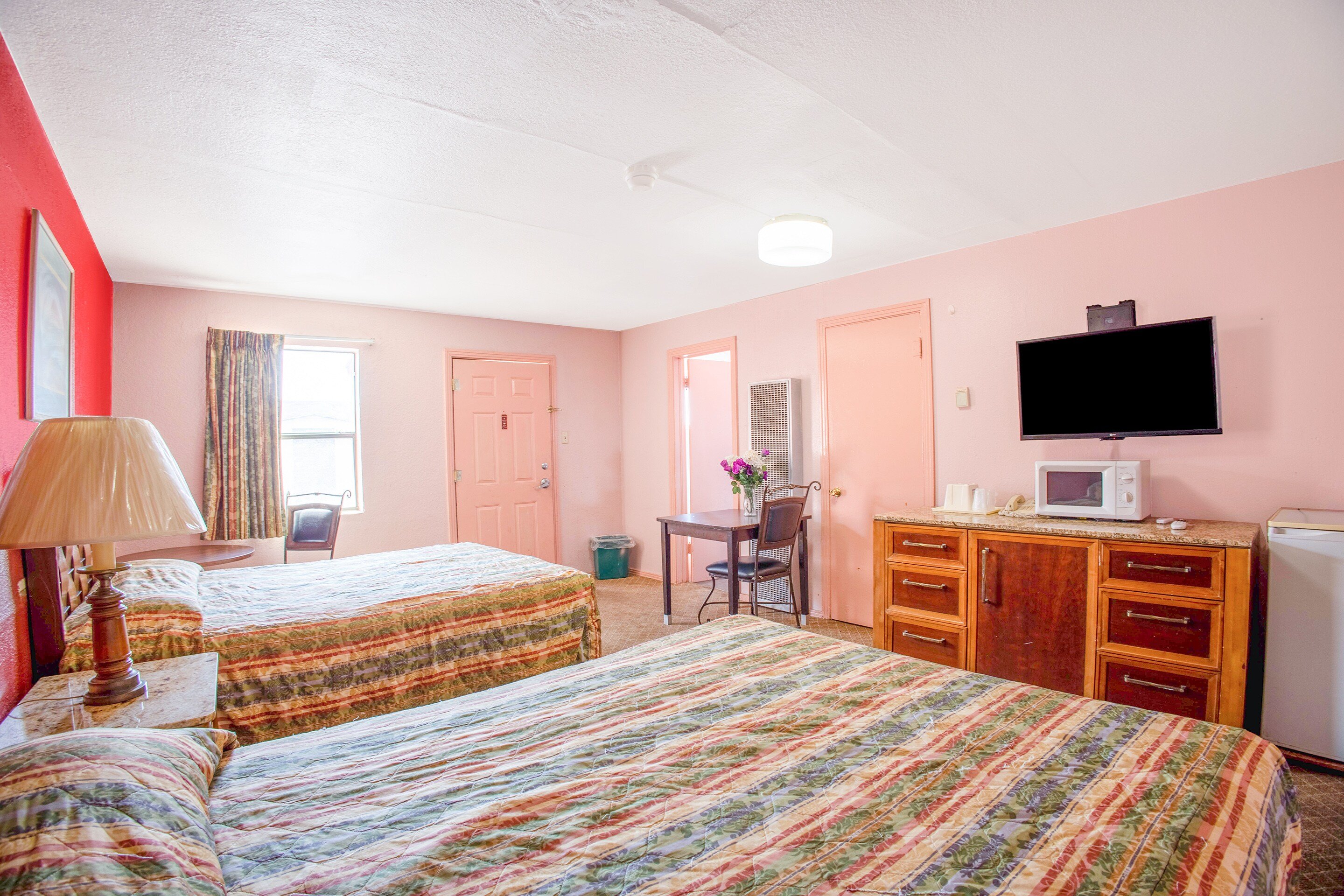 غرفة بسرير كوين وسريرين منفصلين لغير المدخنين، Sands Motel By OYO El Paso near Airport 3/5