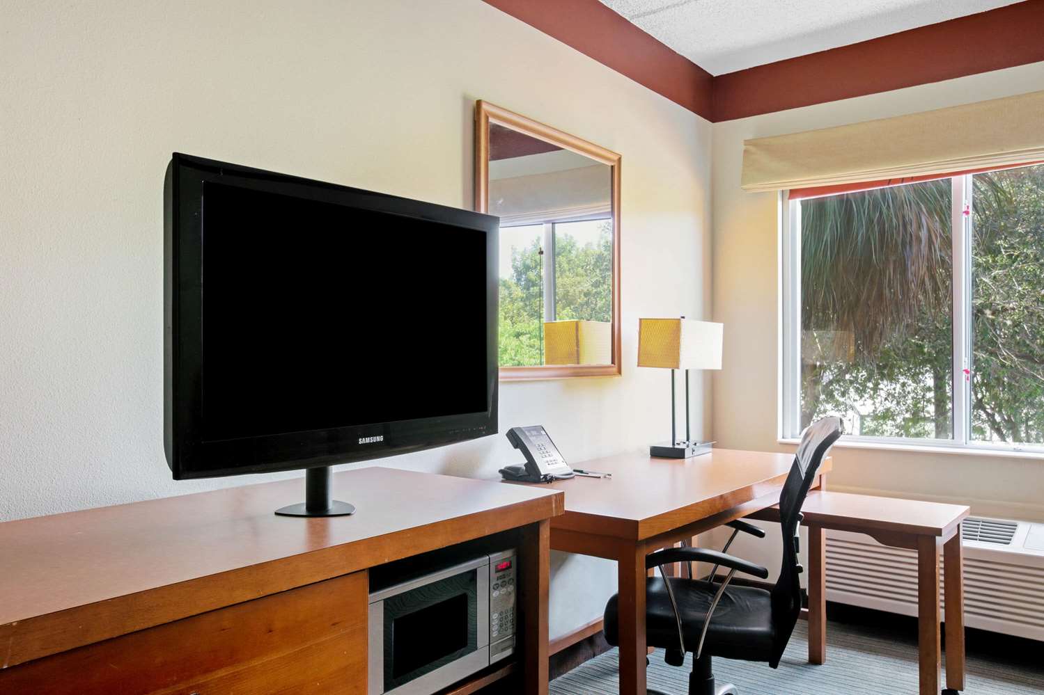 La Quinta Inn and Suites by Wyndham Miami Cutler Bay 38/45