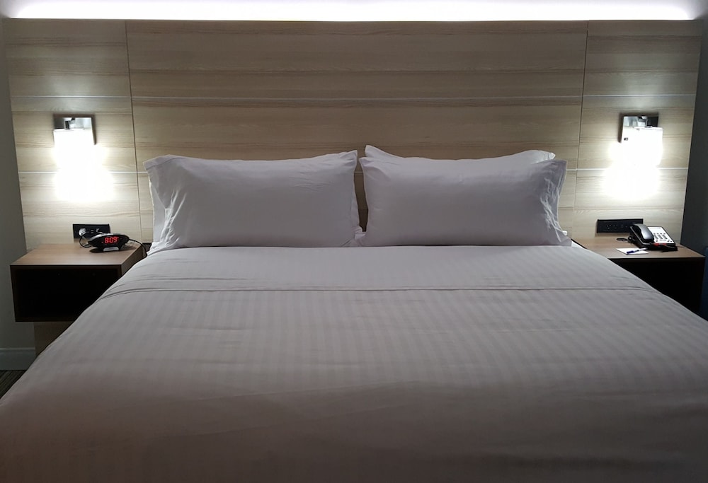 Holiday Inn Express Suites Toledo West 19/54