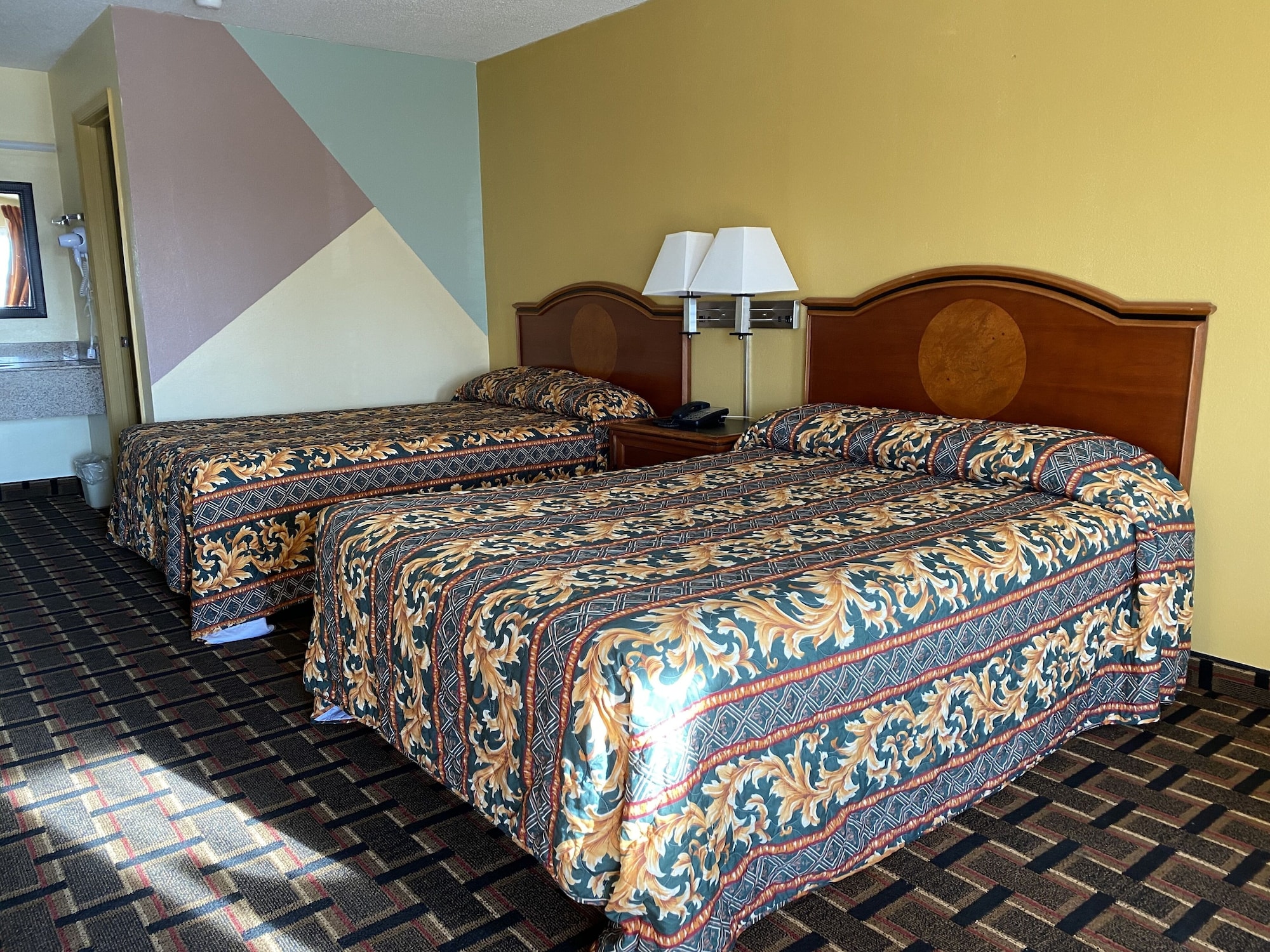 room, 2 double beds, smoking