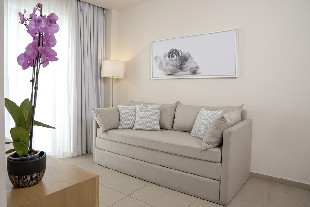 Maritimo Beach Hotel 48/65