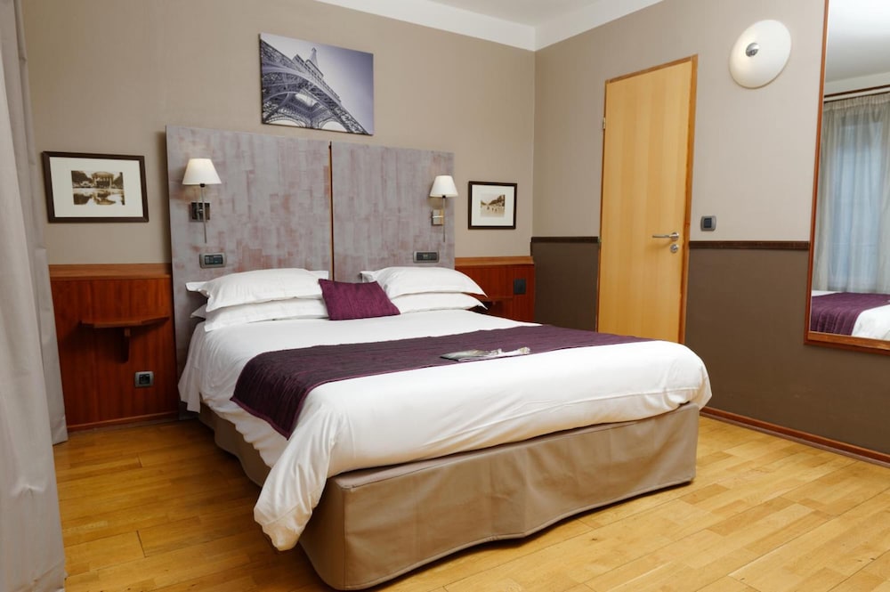 Hotel George Sand Opera Paris 17/50