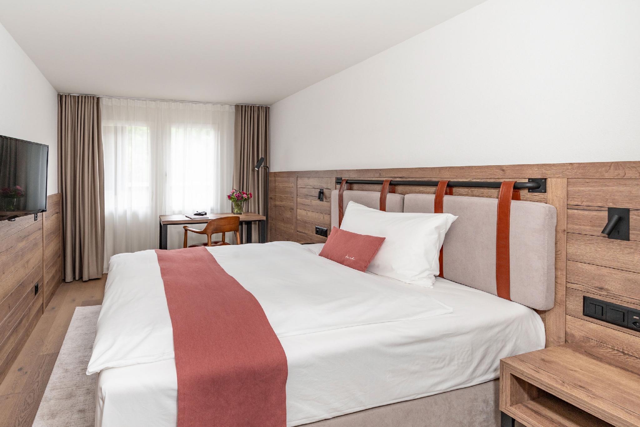 Semi Room, Superior, Single, Semi Double Bed