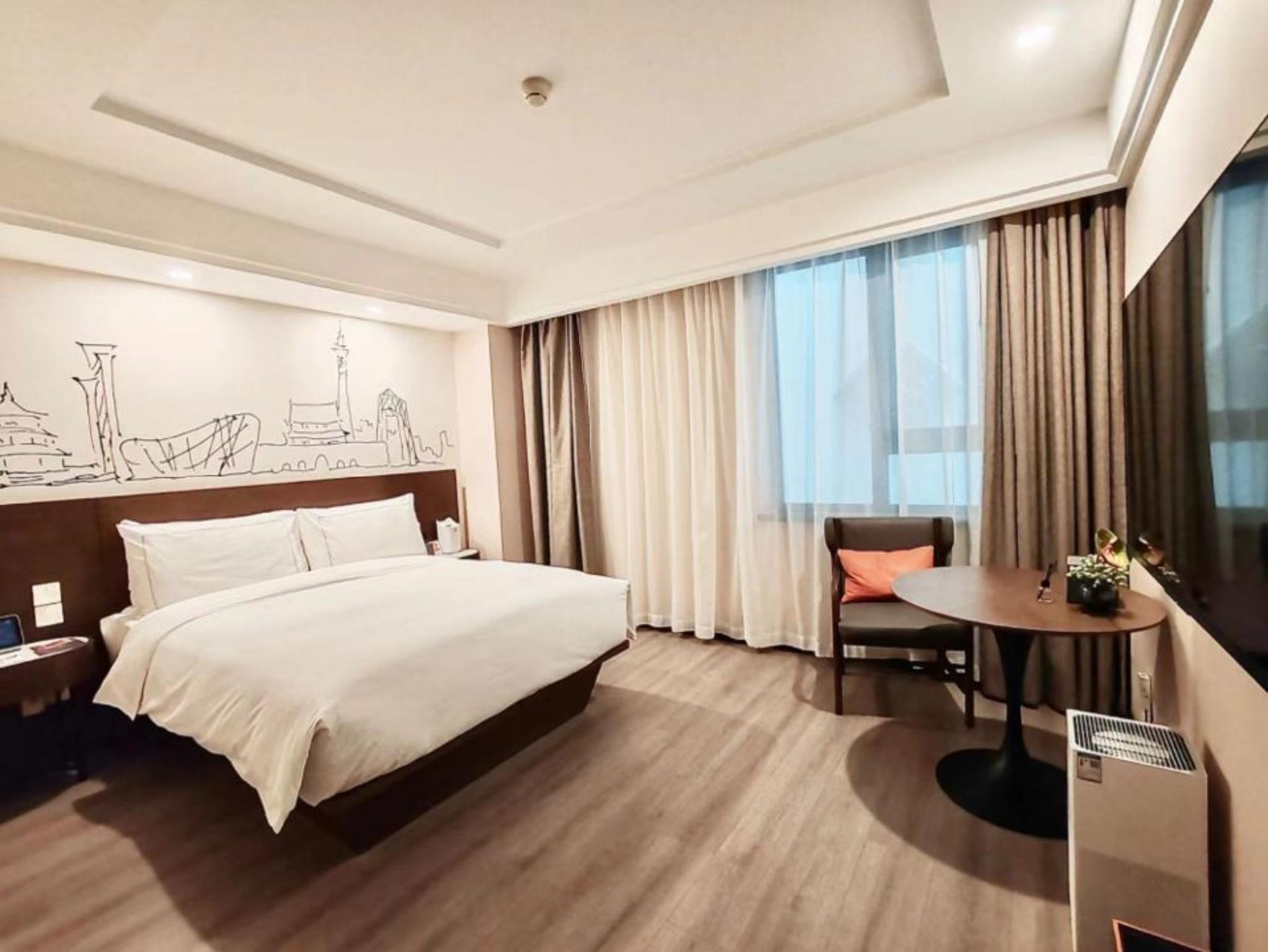 Smart, Queen Bed