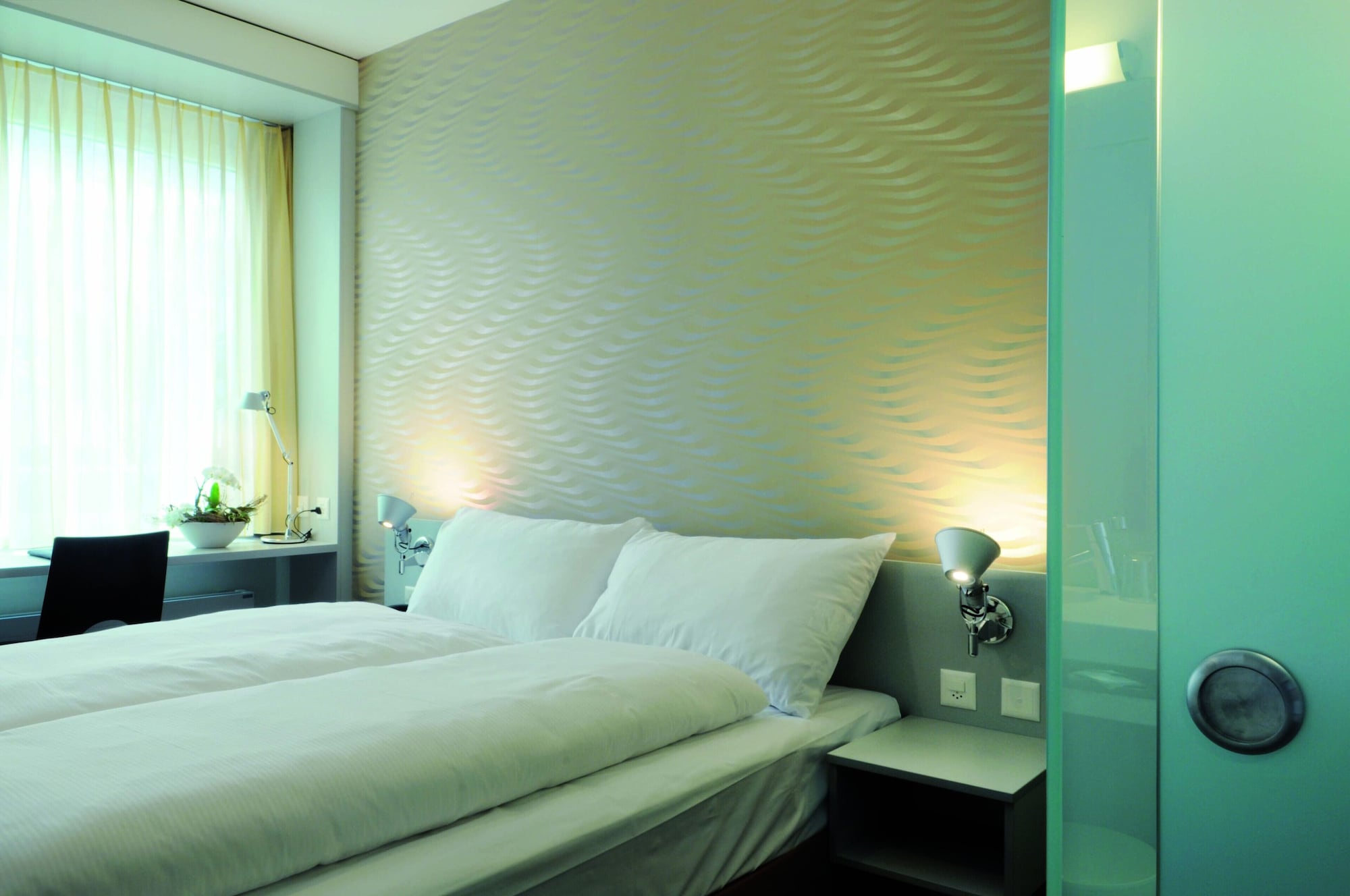BUSINESS, QUEEN BED