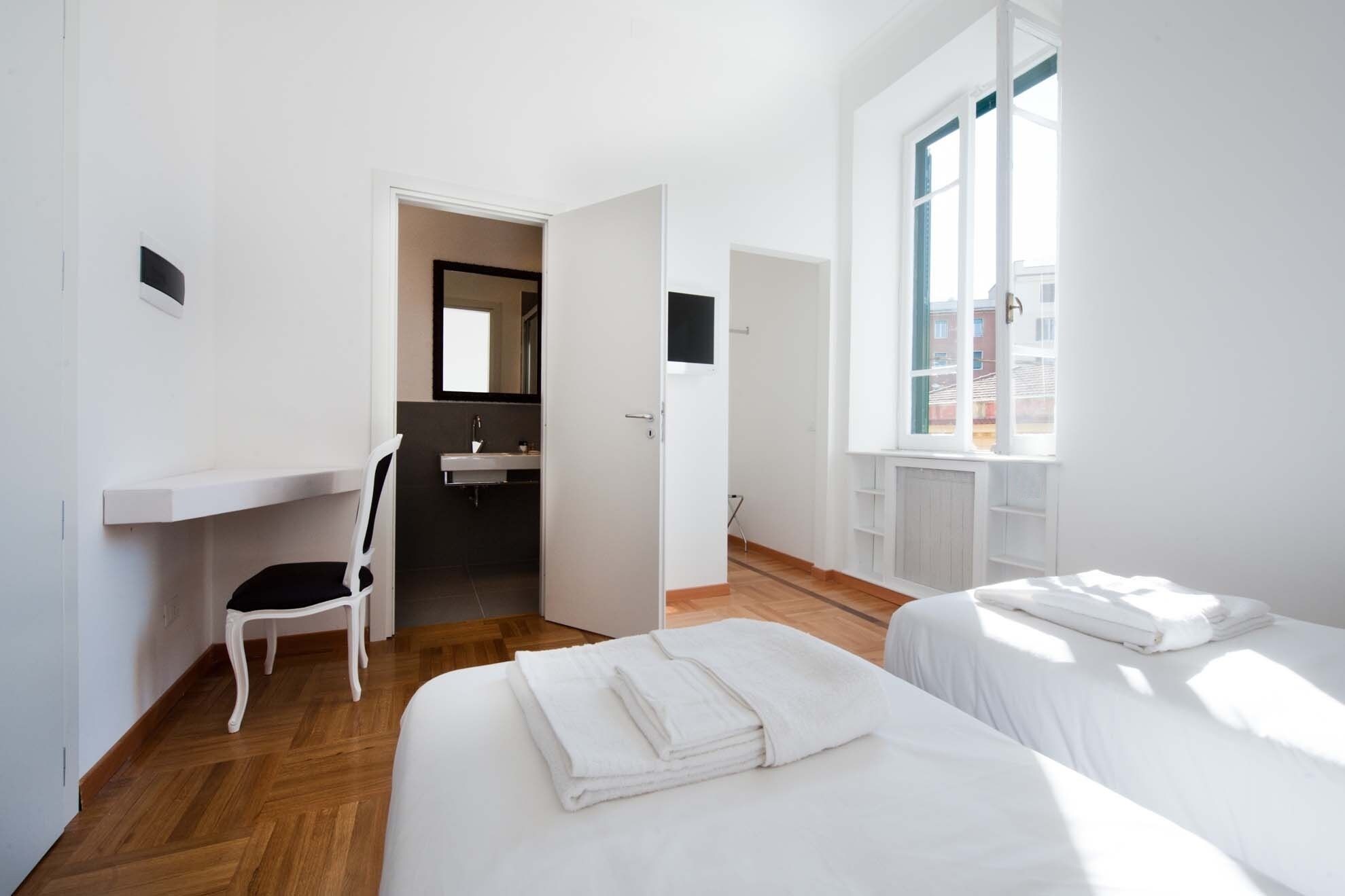 ROOM, DOUBLE OR TWIN BED