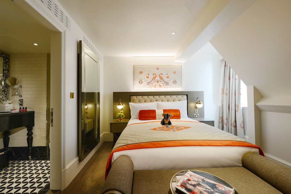 THE LALIT LONDON 30/72