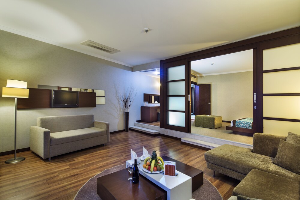 Catamaran Resort Hotel 47/71